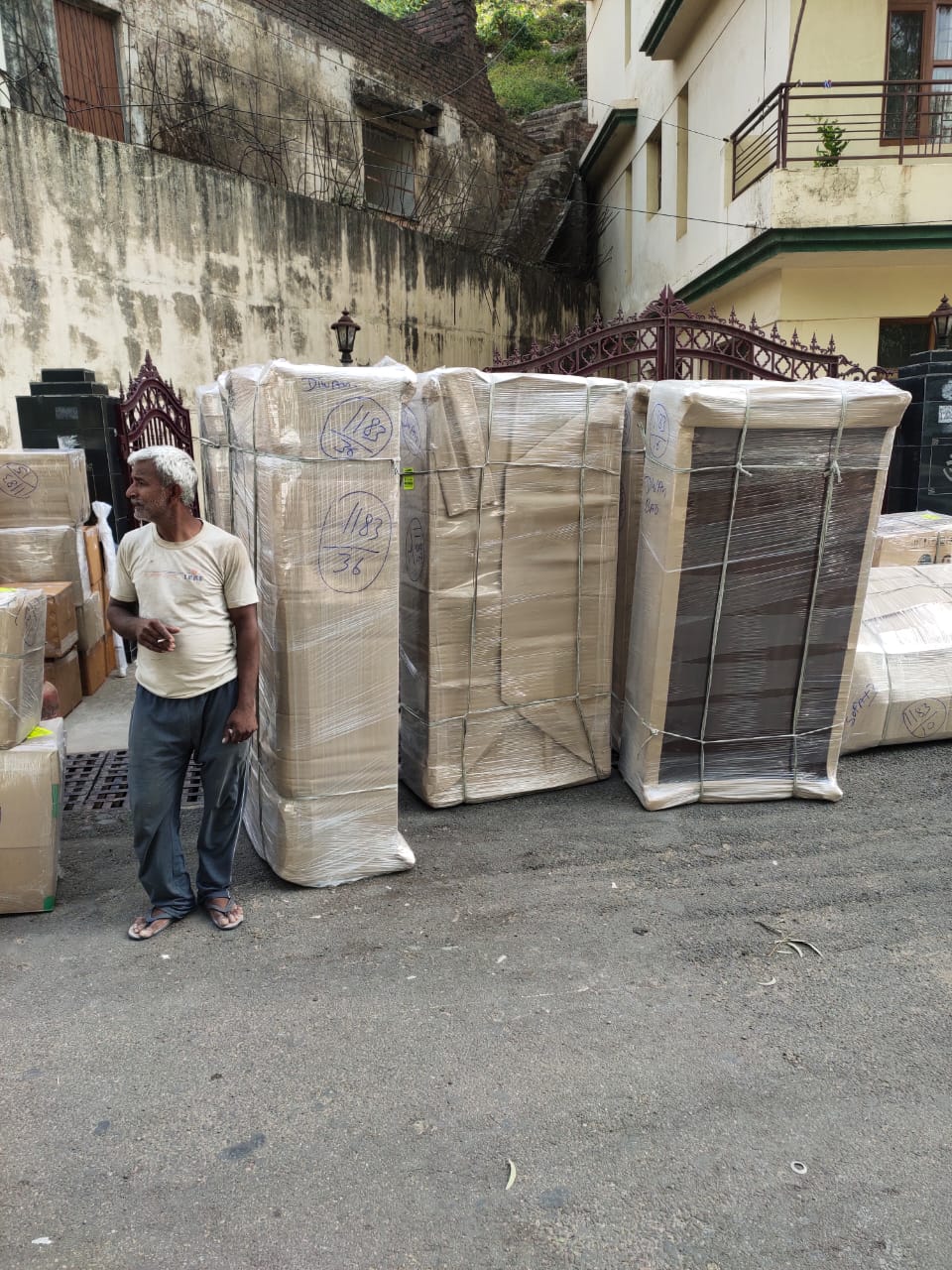 <br />
<b>Notice</b>:  Undefined variable: FetchPage in <b>/home/movingsolutions/public_html/company/home.php</b> on line <b>428</b><br />
<br />
<b>Notice</b>:  Trying to access array offset on value of type null in <b>/home/movingsolutions/public_html/company/home.php</b> on line <b>428</b><br />
 Slider