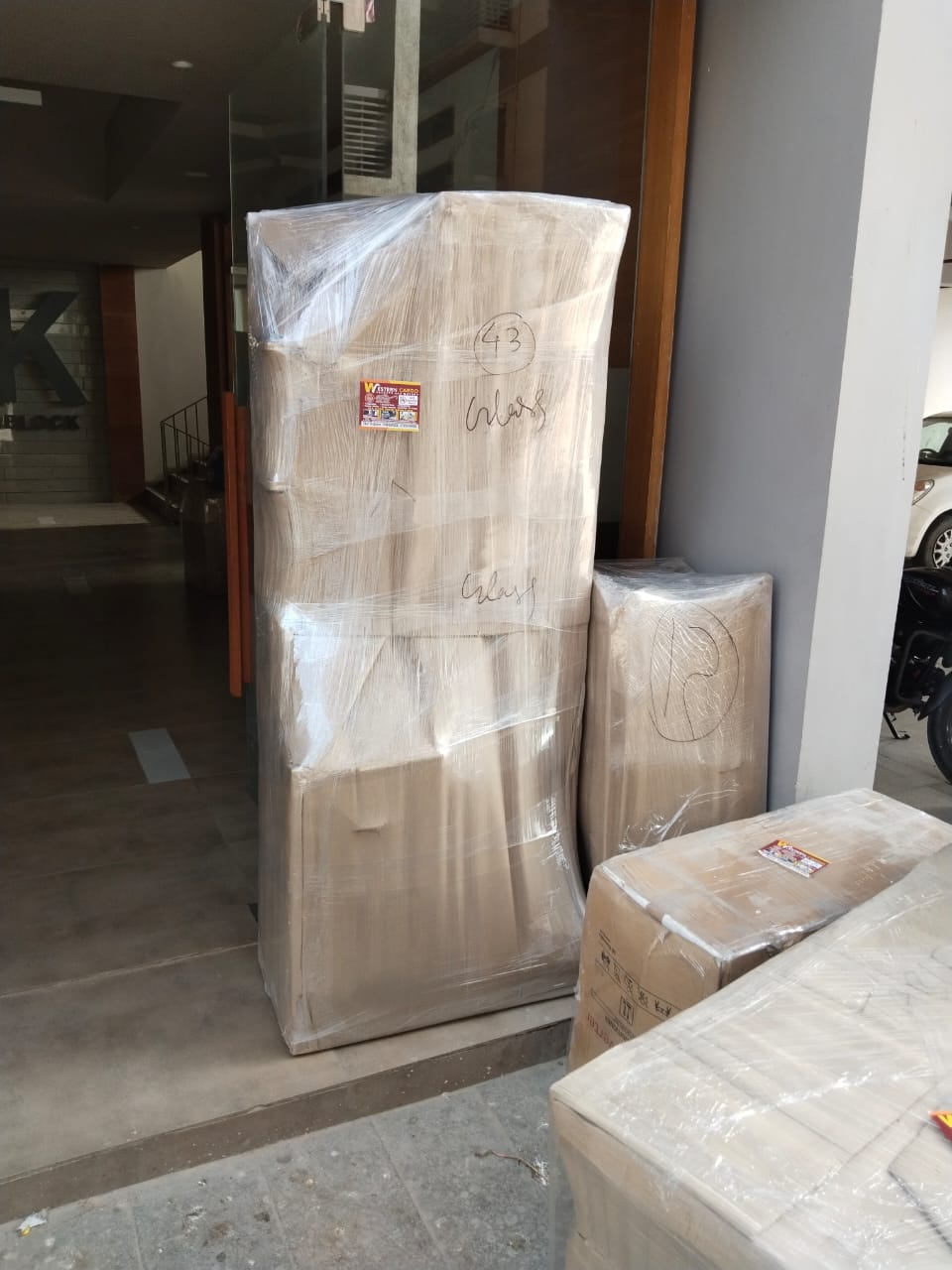 <br />
<b>Notice</b>:  Undefined variable: FetchPage in <b>/home/movingsolutions/public_html/company/home.php</b> on line <b>428</b><br />
<br />
<b>Notice</b>:  Trying to access array offset on value of type null in <b>/home/movingsolutions/public_html/company/home.php</b> on line <b>428</b><br />
 Slider